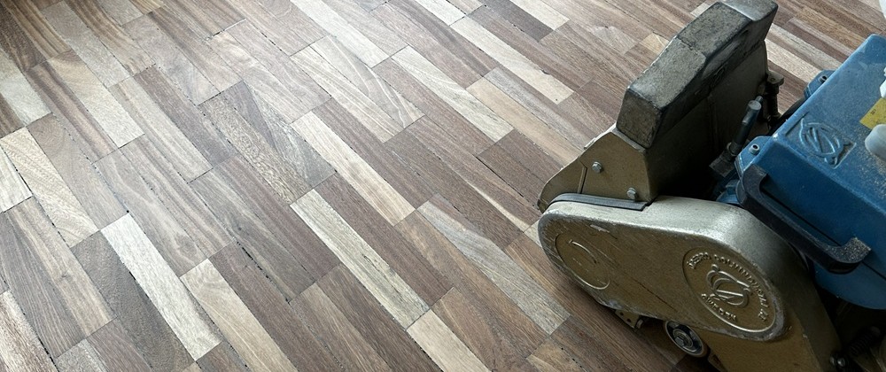 Pulido profesional de parquet con máquina industrial en Barcelona - Proceso de devastado