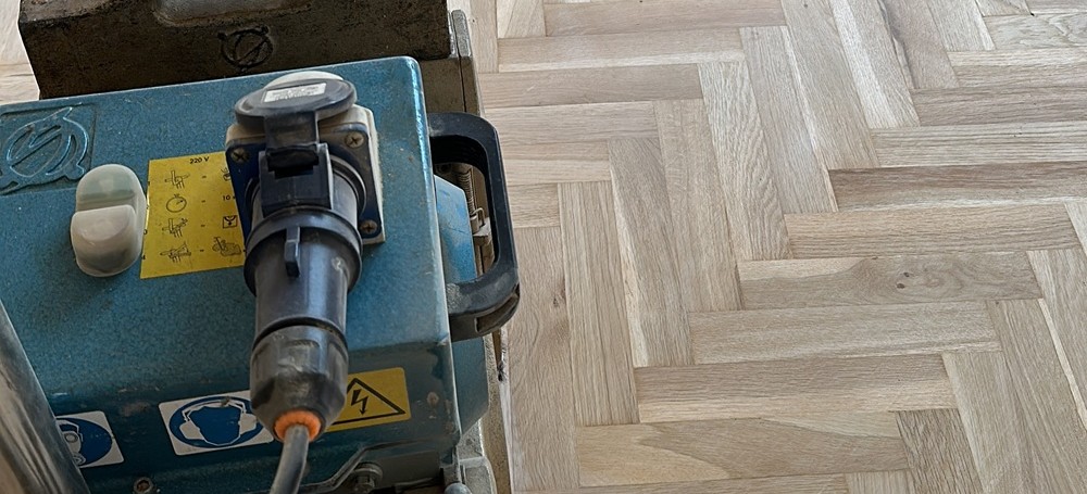 Retirada profesional de pasta de masilla en parquet Barcelona - Limpieza final