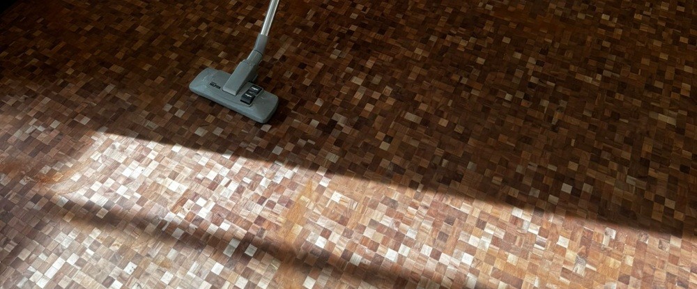 Aspirado profesional de parquet antes del barnizado en Barcelona - Limpieza industrial