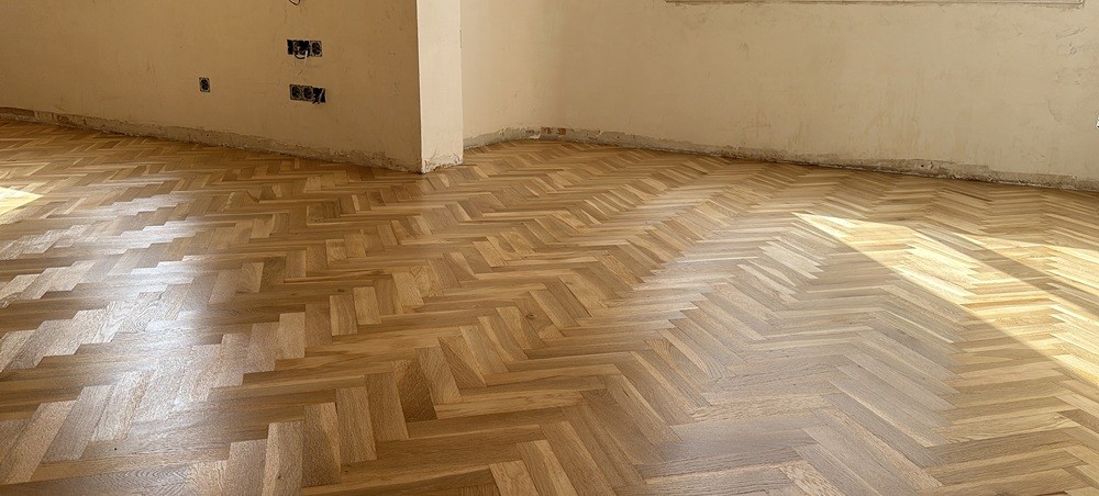 Barnizado final profesional de parquet en Barcelona - Acabado perfecto