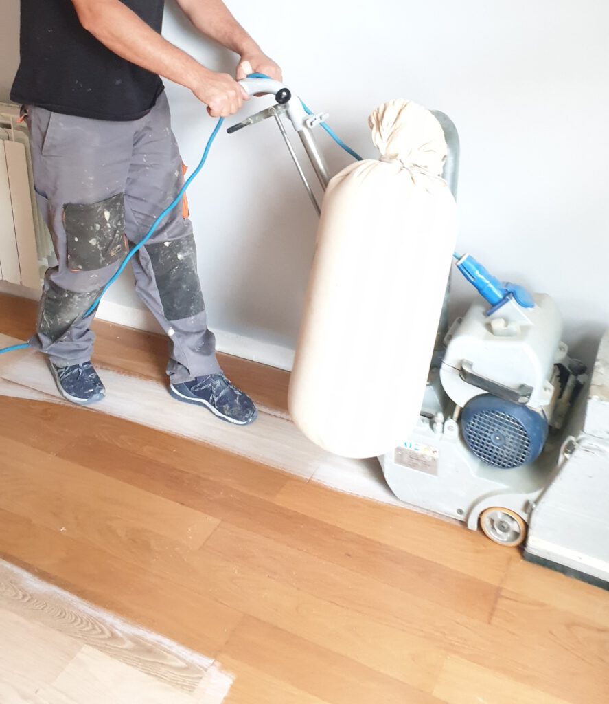 parquetista puliendo